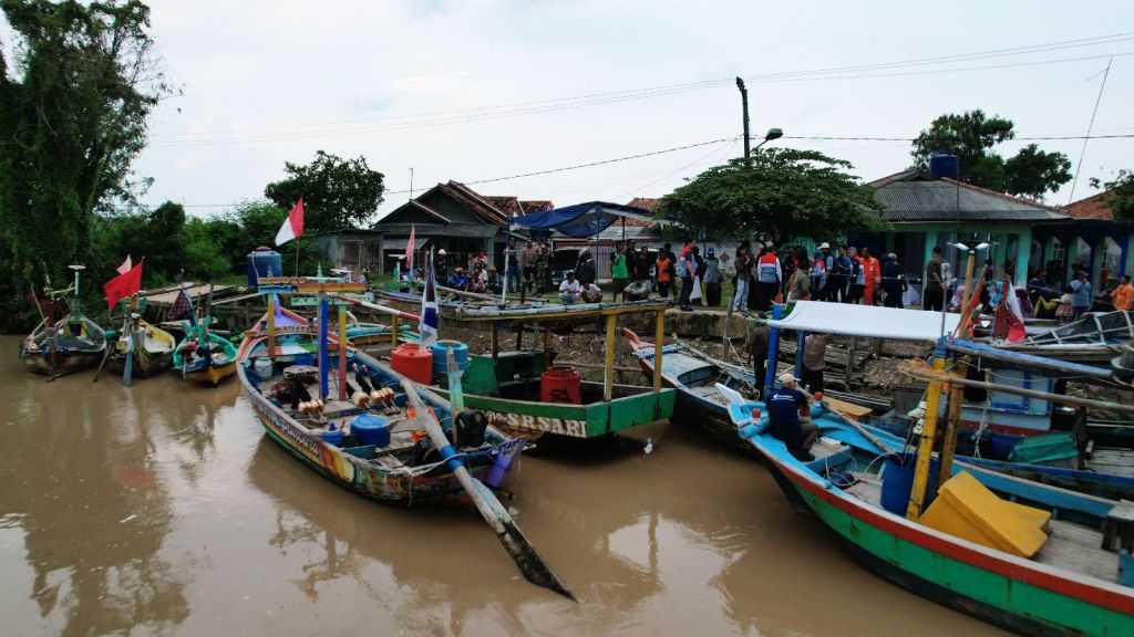 Lampu Surya Terangi Harapan Nelayan Muara&nbsp;Cimalaya